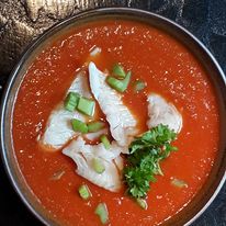 Tomatsuppe med hvid fisk