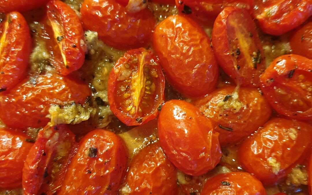 Fyldig salat med stegte bønner og tomater.
